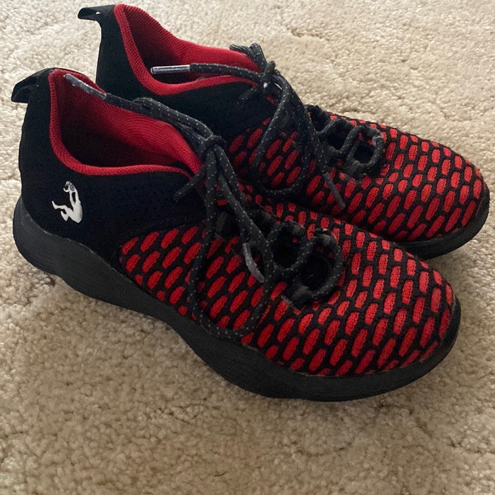 Red and black youth 2.5 shaq tennis shoes basketball